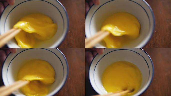 用筷子用手搅打的蛋黄4k