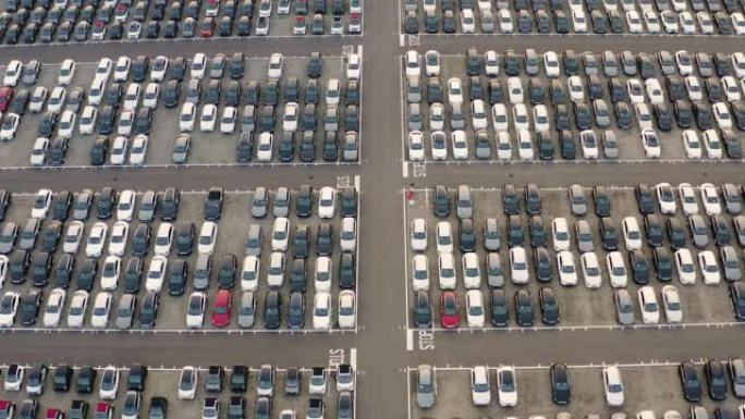 鸟瞰图的一个新的汽车仓库，在那里你可以看到成千上万的汽车停放和整洁。