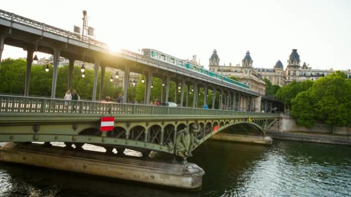 河上的桥梁，交通分为两层-机动车和行人以及上方的铁路高架桥