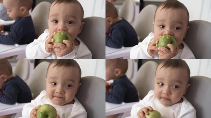 混血婴儿试图咬苹果