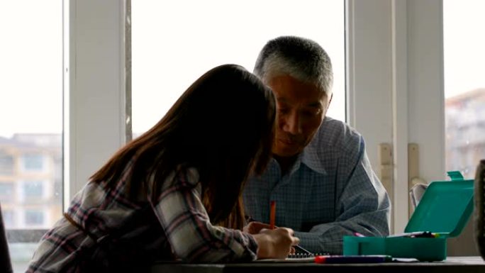 亚洲老爷爷在舒适的家中帮助孙女做作业4k