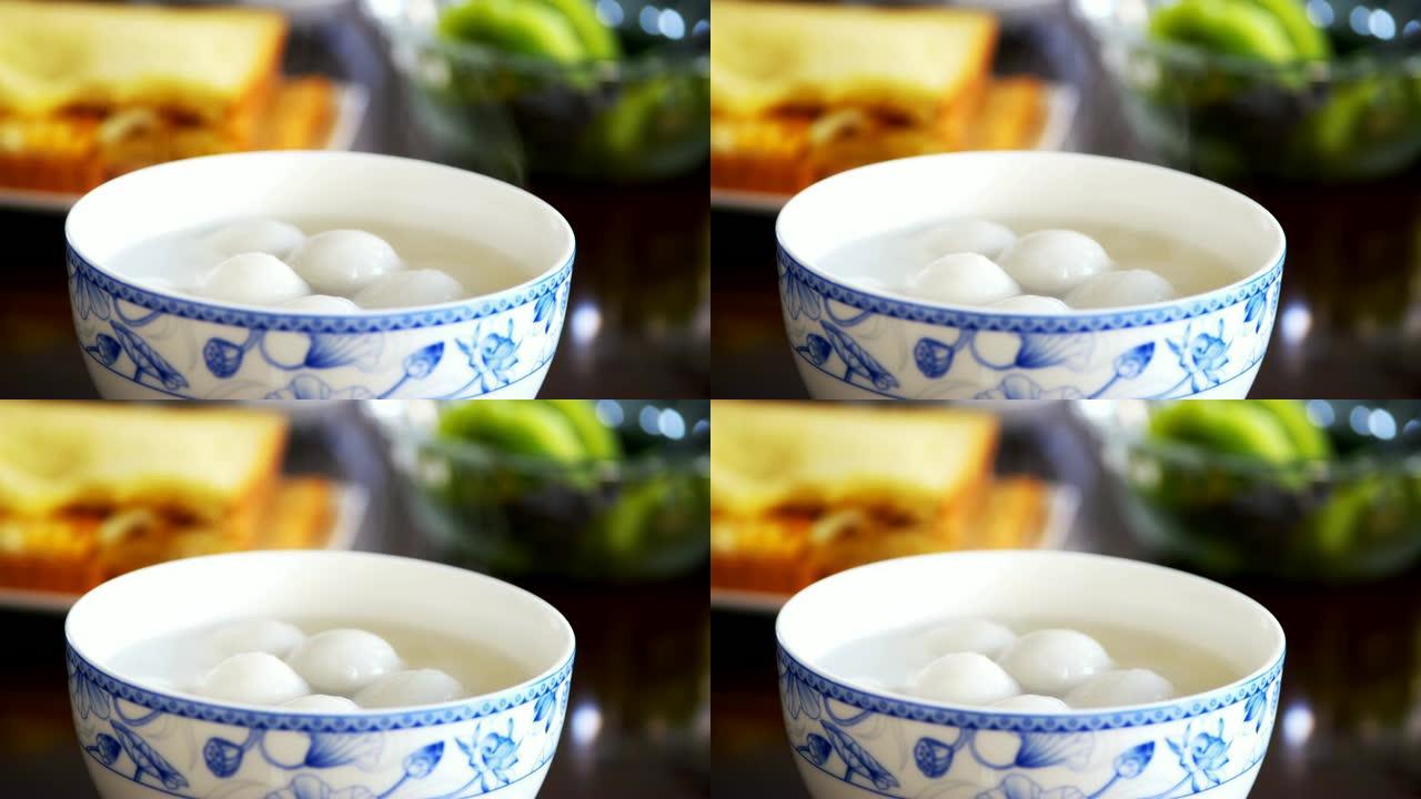 桌上碗中的甜饺子