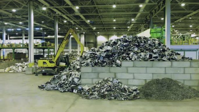 室内垃圾场，有垃圾和机器。回收工业概念，塑料垃圾回收工厂。