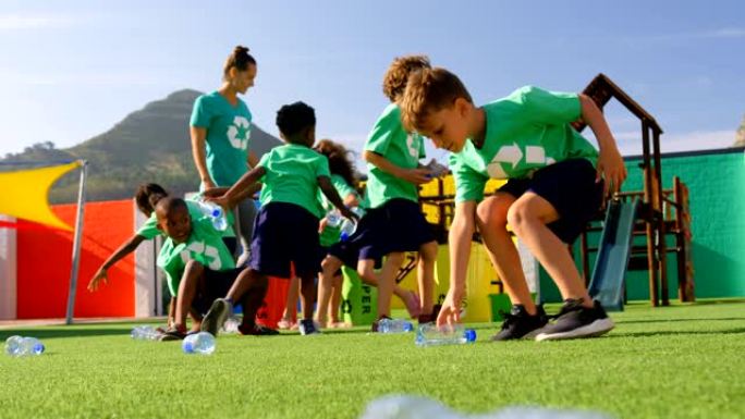 高加索女教师教小学生关于学校游戏中瓶子回收的正面视图