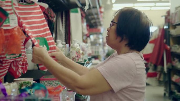 亚洲妇女和女婴在超市购物圣诞节
