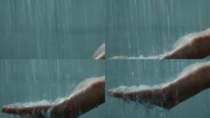 一个美丽的女人在淋浴洗自己在慢动作的电影镜头。