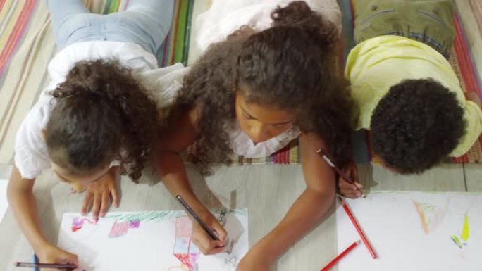 儿童用铅笔画五颜六色的图画