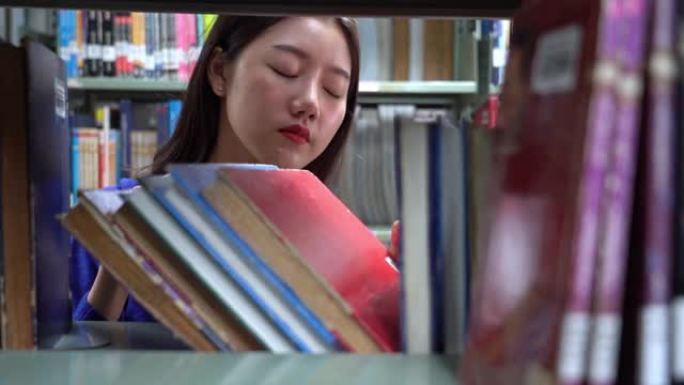 4k镜头亚洲妇女在图书馆看书的场景