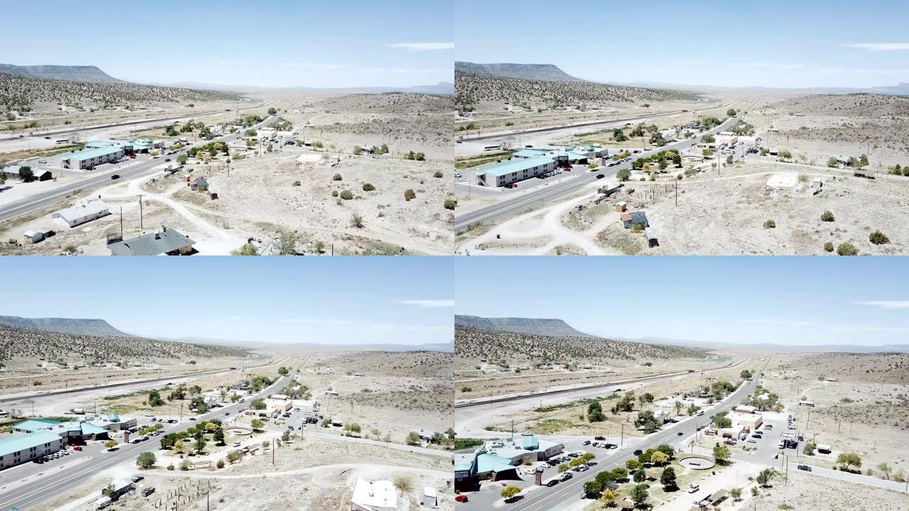 无人机飞越美丽的沙漠山路，路边酒店和停车场在夏天亚利桑那州，美国。基础设施概念