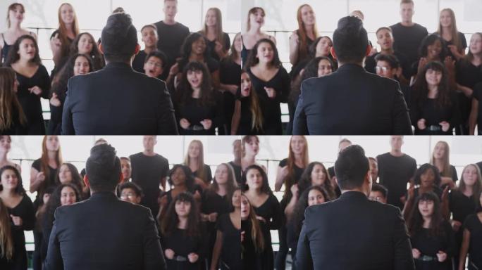男女学生在表演艺术学校与老师合唱唱歌