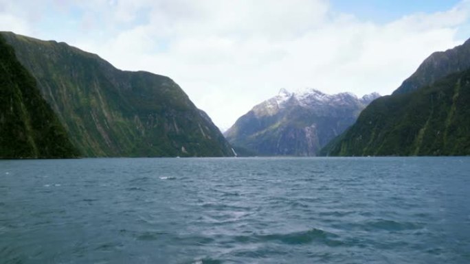 驶向多山岛屿碧波荡漾蓝天白云山峦叠嶂