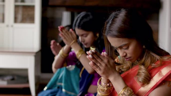 印度家庭一起祈祷