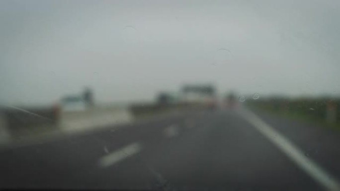 雨刷的慢动作特写在下雨时从汽车玻璃上取水