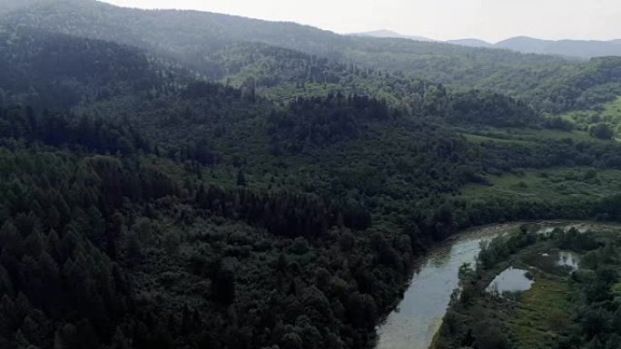 探索荒野。有河的山地景观。鸟瞰图