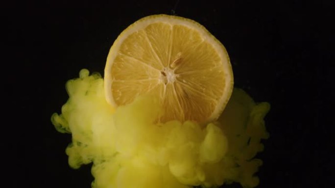 黑色背景上的柠檬在空气中油炸的颜色爆炸效果。