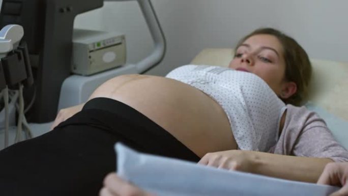 孕妇准备进行超声检查
