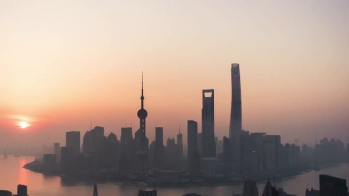 日出时上海天际线的T/L鸟瞰图/中国上海