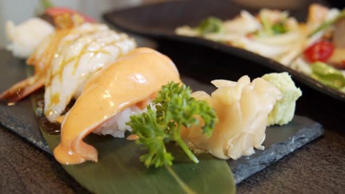 在日本餐厅混合优质寿司套装。三文鱼、ebi虾、engawa鱼。健康食品概念