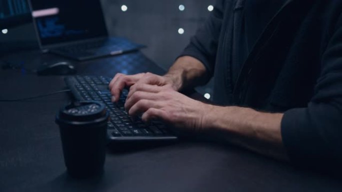 在键盘上打字的手的特写。在某个时候，程序员变得愤怒，用力敲打一杯咖啡，咖啡从桌子上掉下来。