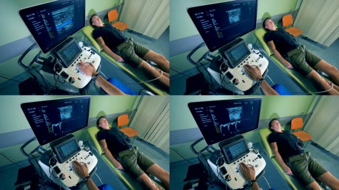 一位医生使用超声仪检查男子的膝盖，俯视图。