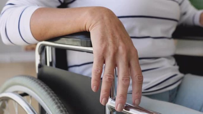 残障残疾老妇人坐在轮椅上，特写镜头