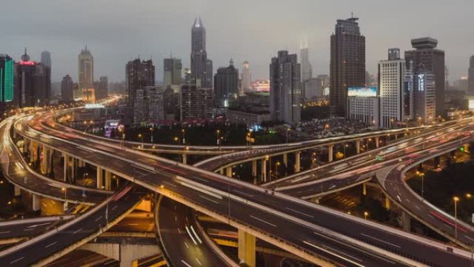 高峰时段，从白天到晚上/中国上海，过桥和城市交通的T/L PAN鸟瞰图