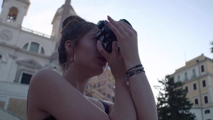 女孩看着风景拍照外国游客拍摄建筑拍风景