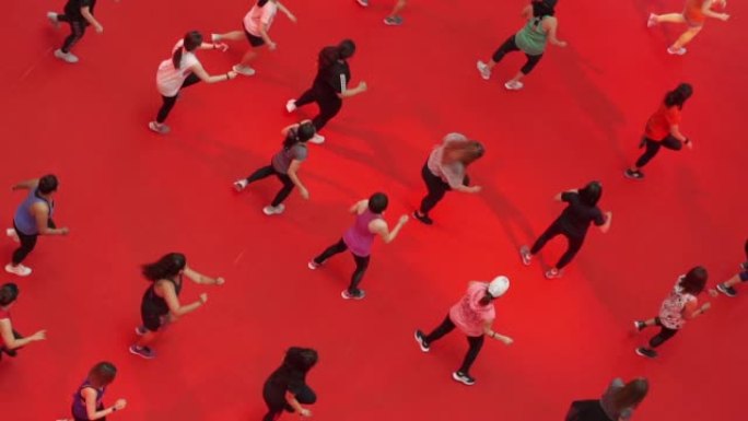 慢动作俯视图一群人在运动课上跳舞