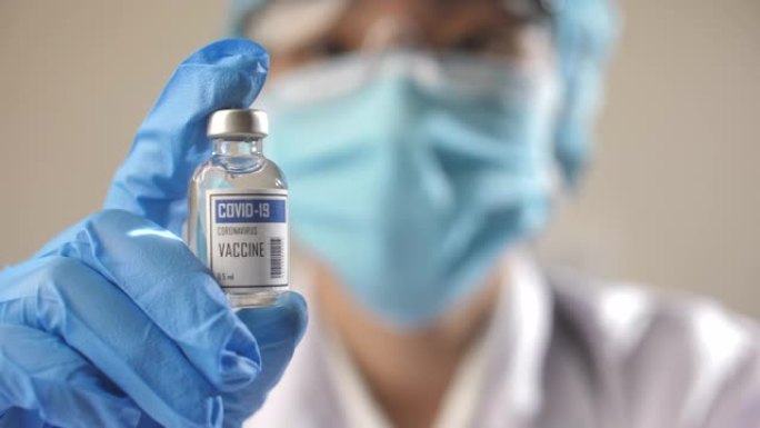 亚洲女科学家展示并手持新型冠状病毒肺炎疫苗，新药开发，疫苗接种