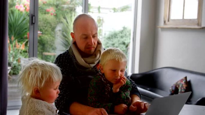 父亲和孩子在家中使用笔记本电脑4k