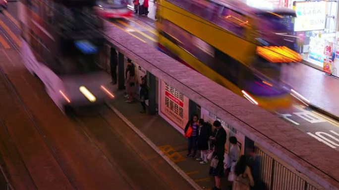 (特写) 香港铜锣湾夜间电车站的延时。
