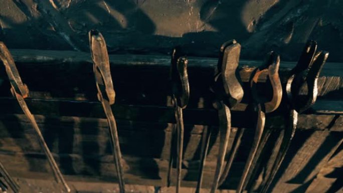 铁钳挂在锻造厂的架子上。
