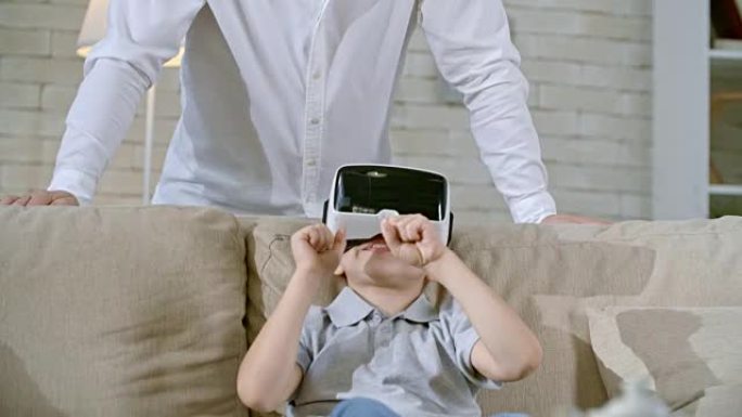 父亲看儿子玩VR游戏