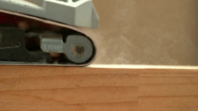 宏观: 砂光机将木匠工作台上的木板弄平