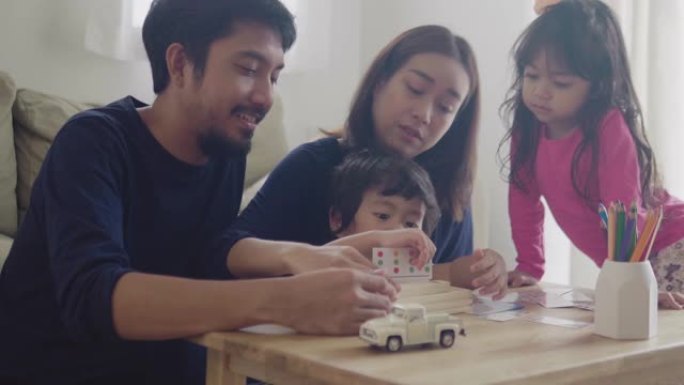 亚洲家庭玩得开心在家玩木头玩具