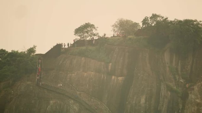 MS人们沿着斯里兰卡阳光明媚的悬崖走上台阶
