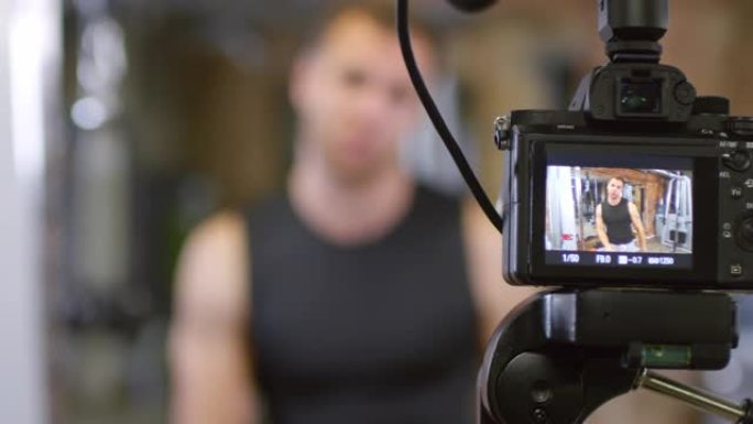 健美运动员为博客录制视频锻炼