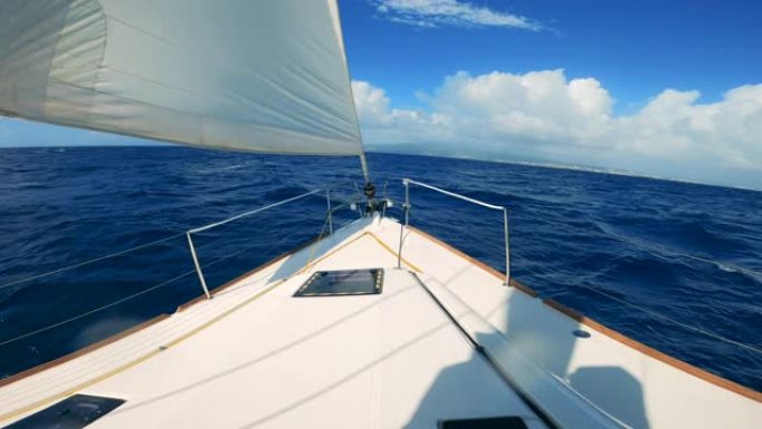 从海上航行的游艇上的第一人称视角。晴天在蓝色海水中航行。