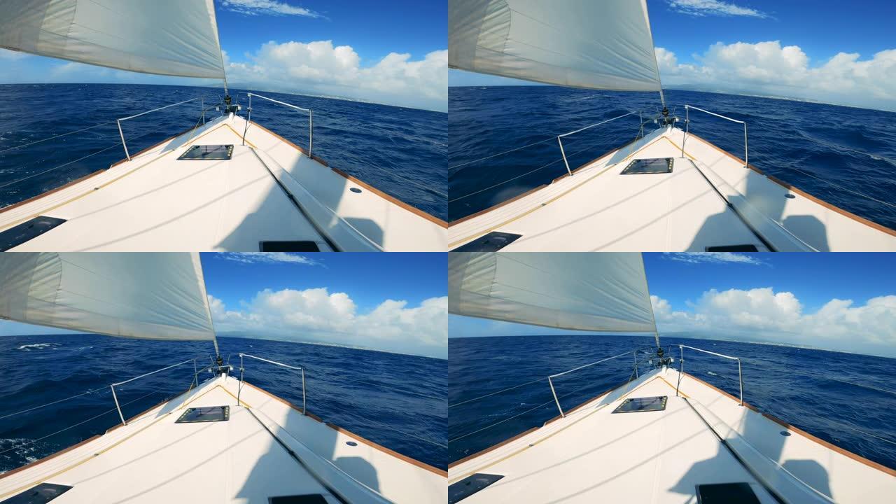 从海上航行的游艇上的第一人称视角。晴天在蓝色海水中航行。