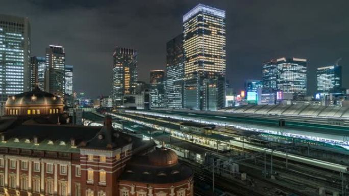 日本东京市日落时间东京站和丸之内的4k延时鸟瞰图，具有各种建筑城市景观和交通道路。日本文化与交通理念