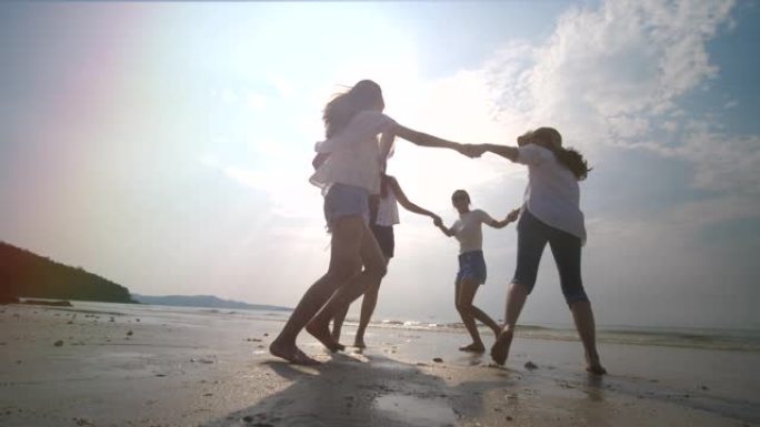 一群年轻女子在海滩上玩得开心