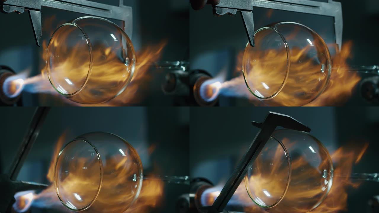 玻璃鼓风机的慢动作宏在车间的珍贵水晶手工制作的玻璃艺术品上与火焰一起工作。
