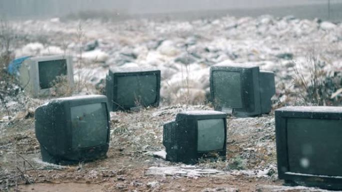 冬天垃圾填埋场丢弃的电视。