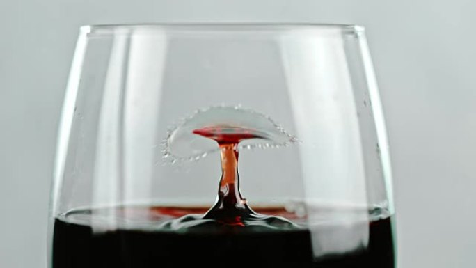 SLO MO滴红酒滴入玻璃杯