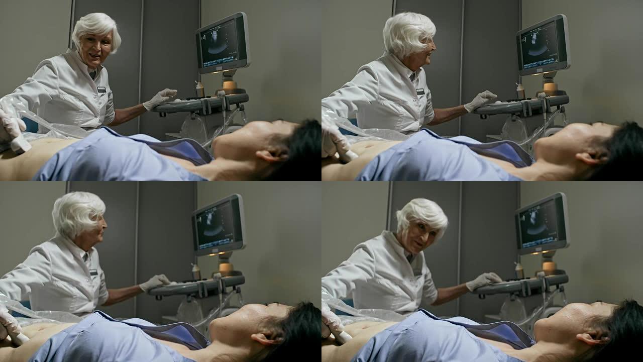 开朗的高级医生用超声仪检查病人
