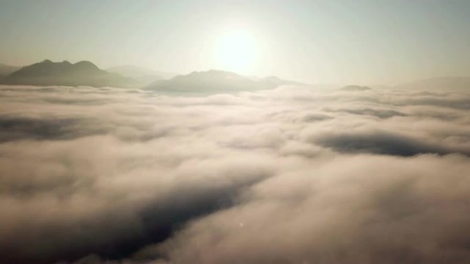 空中拍摄云层上的日出时间进入天空上的薄雾向下移动