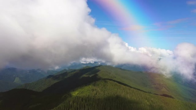 在山上云层中的飞行。过度下垂