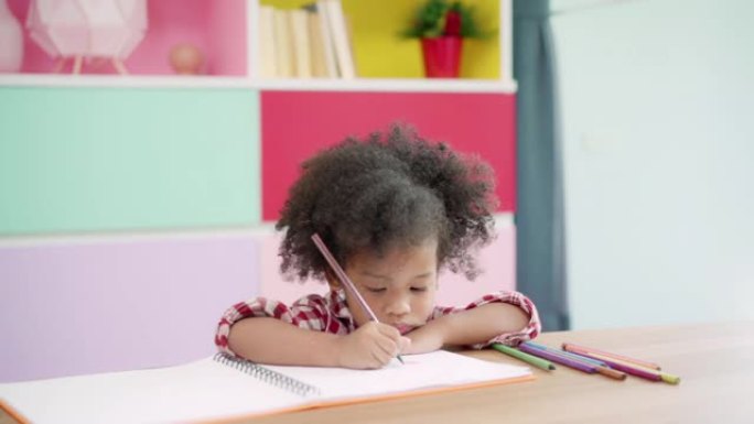 慢动作-非洲孩子在教室里画画和做作业，年轻女孩在小学快乐有趣的学习和在纸上画画。孩子在学校画画的概念