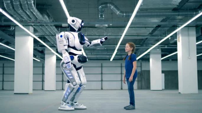 类似人类的机器人正在给一个小女孩击掌