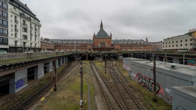 行人特拉伯勒在哥本哈根火车站终点站拥挤的时光流逝